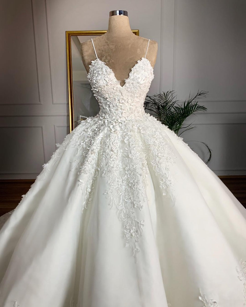 Luxury Sweetheart Lace Ball Gown Wedding Dress with Plunging V-Neck.