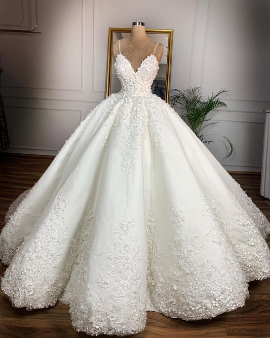 Luxury Sweetheart Lace Ball Gown Wedding Dress with Plunging V-Neck.