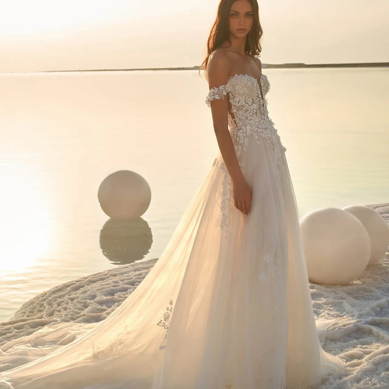 Boho Off-the-Shoulder Tulle Wedding Dress with Detachable Puff Sleeves.