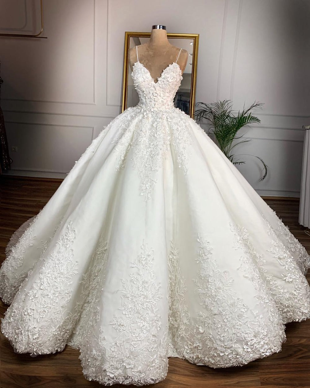 Luxury Sweetheart Lace Ball Gown Wedding Dress with Plunging V-Neck.