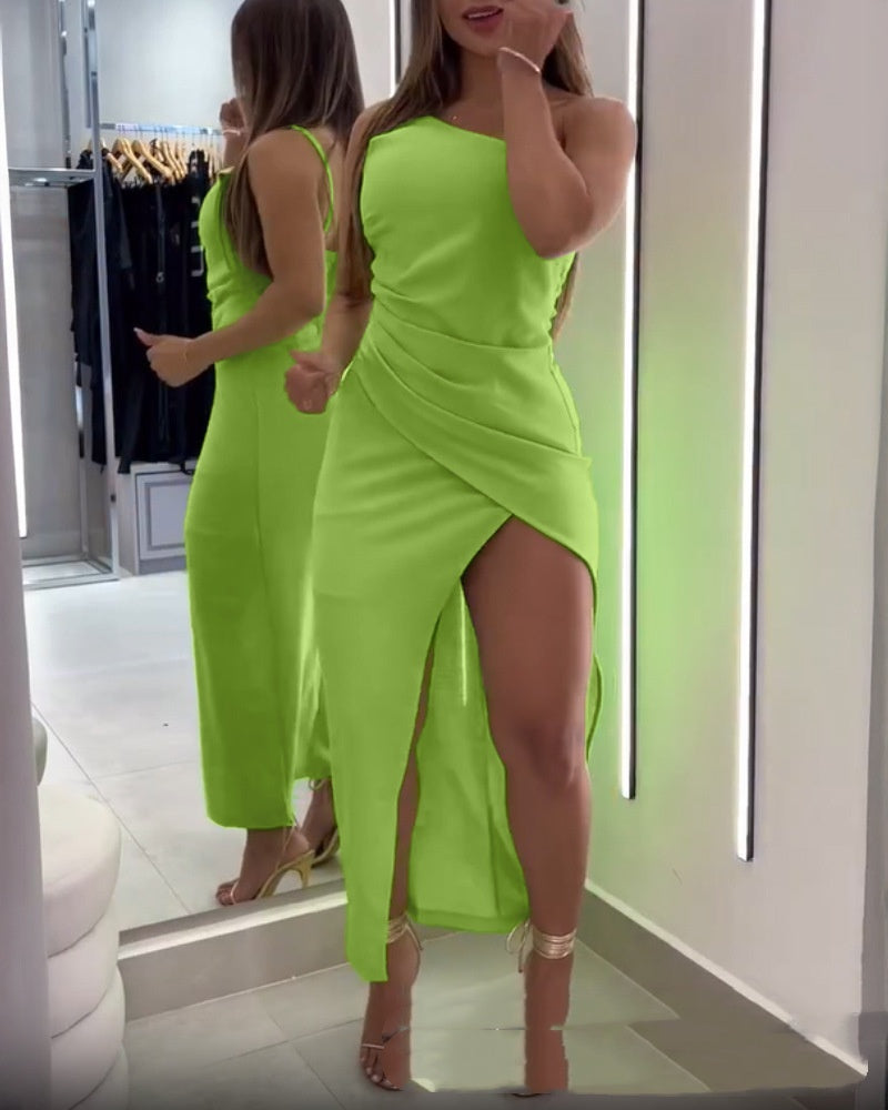Solid-color One-shoulder Pleated Slit Dress