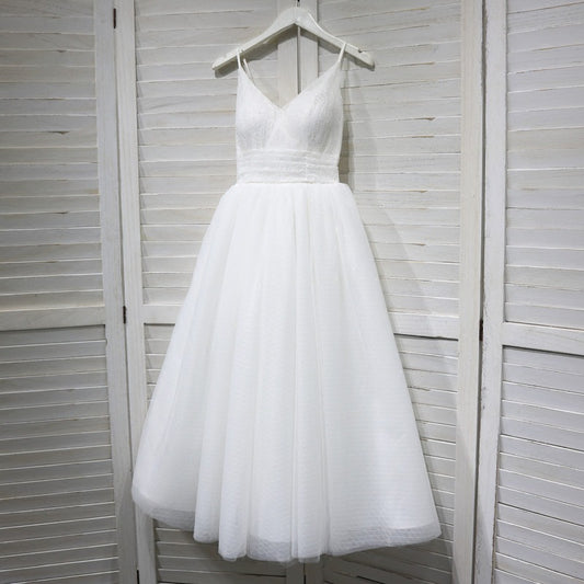 White A-Line Tulle Wedding Dress - Lace V-Neck Mid-Length Bridal Gown